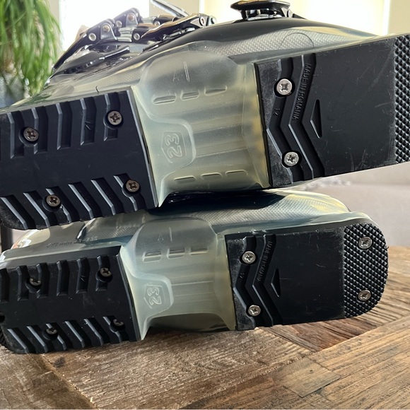 Women’s Salomon Idol 85CS size 23.5 ski boots, used twice, like new - Picture 3 of 5